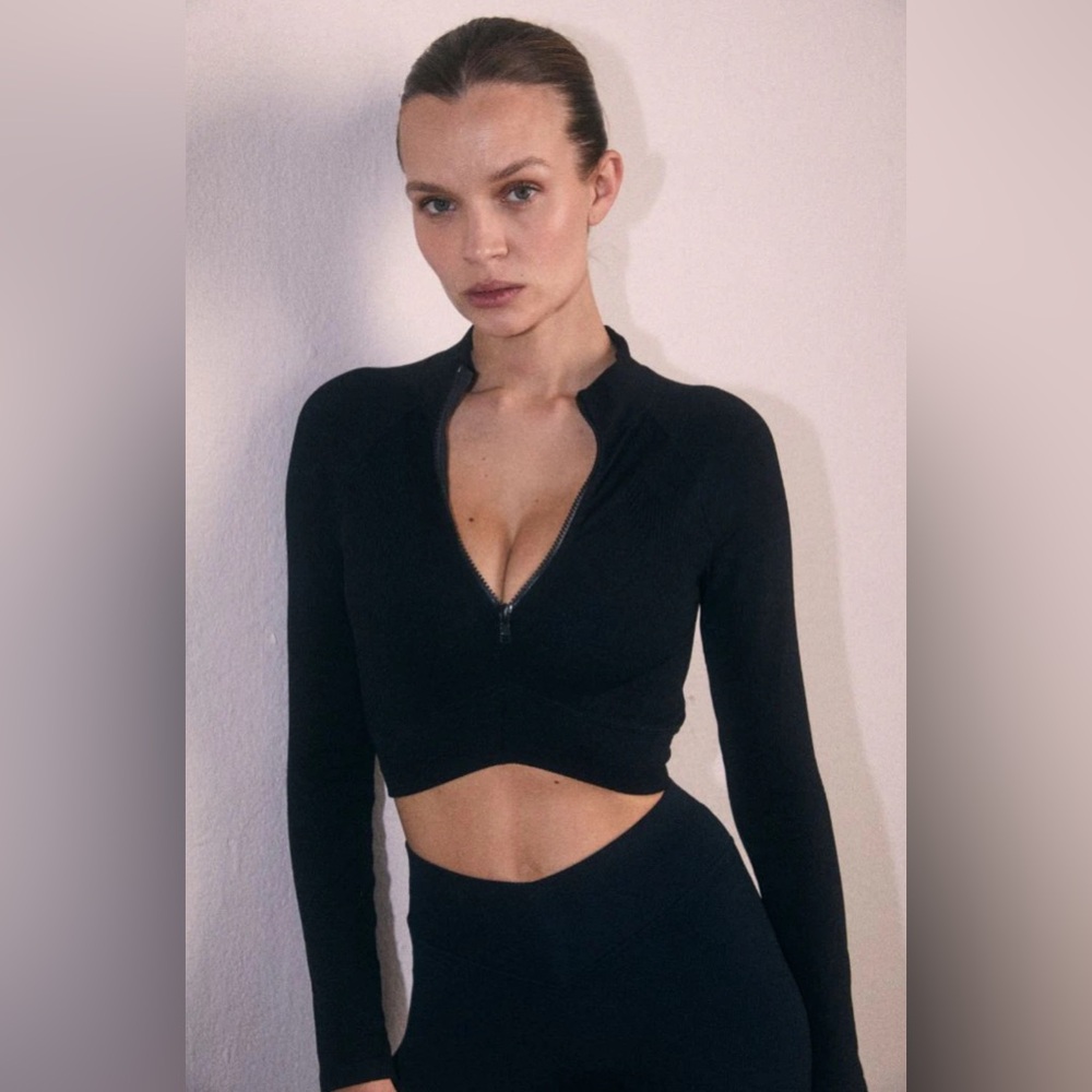 NWT Joja Exhale Long Sleeve in Midnight